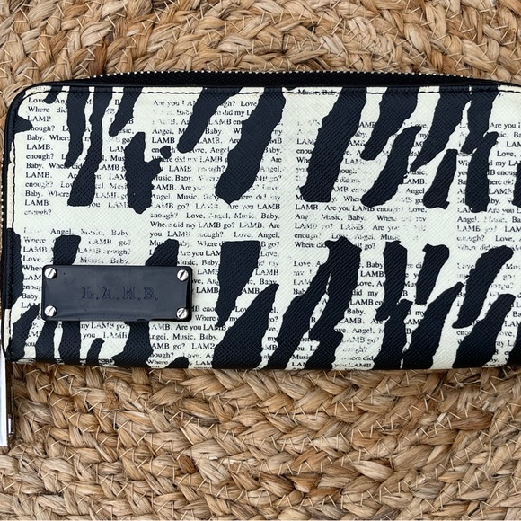 L.A.M.B. newsprint zippered wallet by Gwen Stefani - Picture 5 of 8